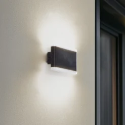 Aplique LED para exterior Lindby Smart Elvi, CCT, RGB, Tuya, IP54