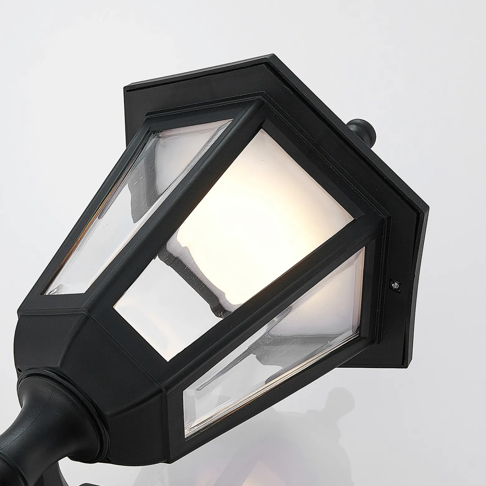 Aplique LED para exterior Lindby Iavo, sensor, negro, farol