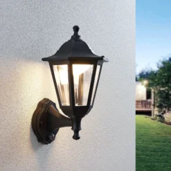Aplique LED para exterior Lindby Iavo, sensor, negro, farol