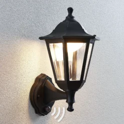 Aplique LED para exterior Lindby Iavo, sensor, negro, farol