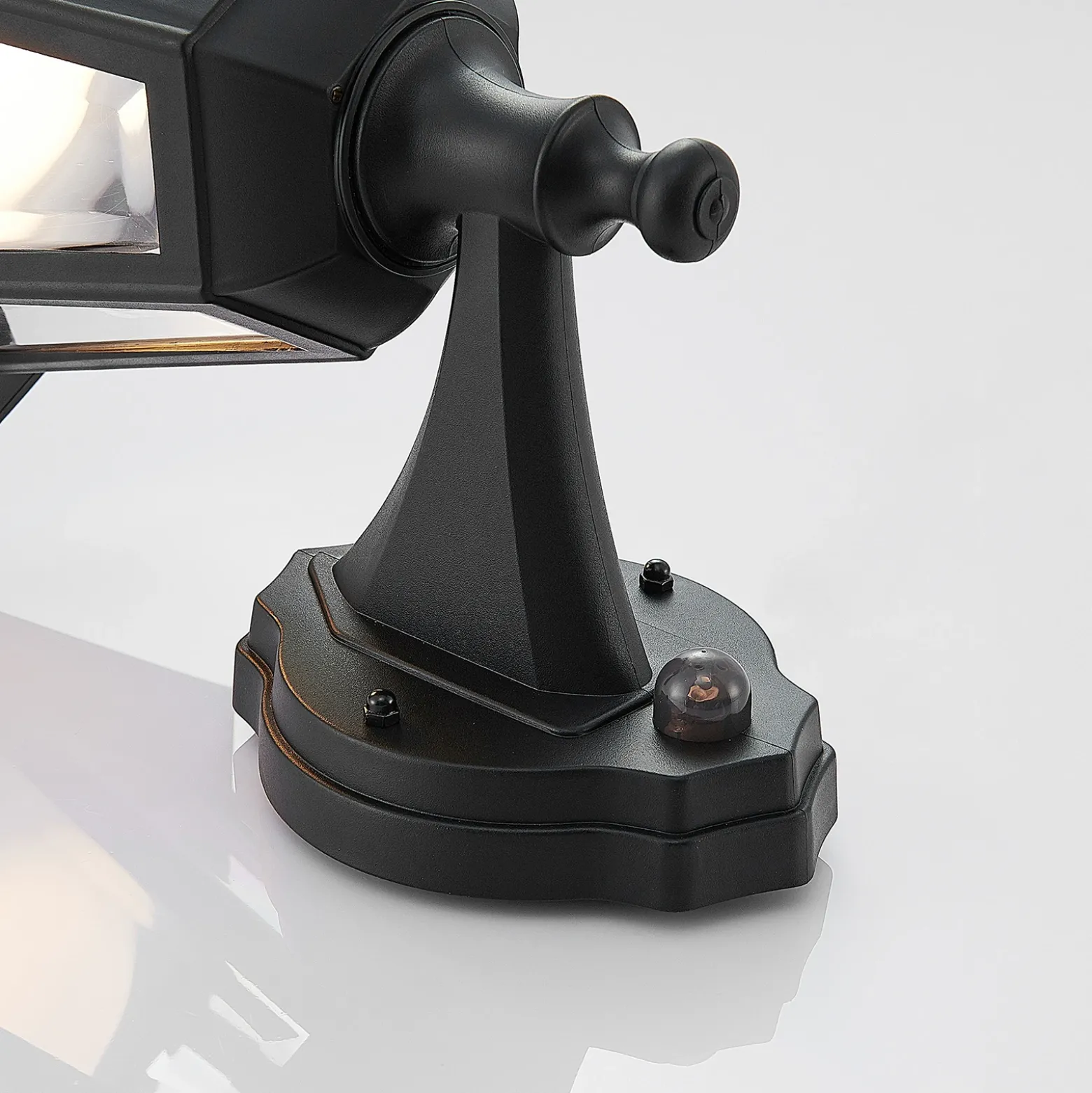 Aplique LED para exterior Lindby Iavo, sensor, negro, farol