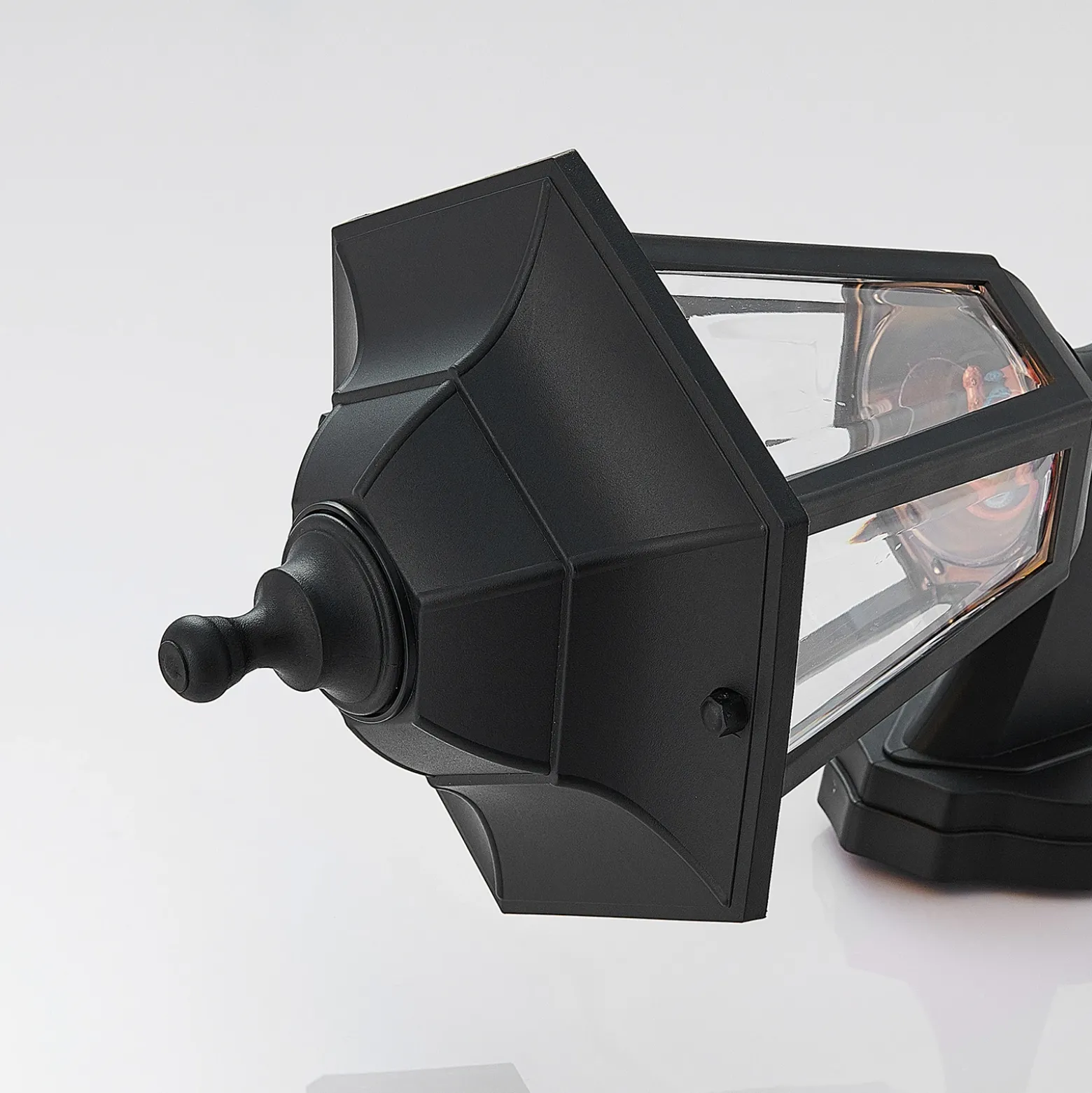 Aplique LED para exterior Lindby Iavo, sensor, negro, farol