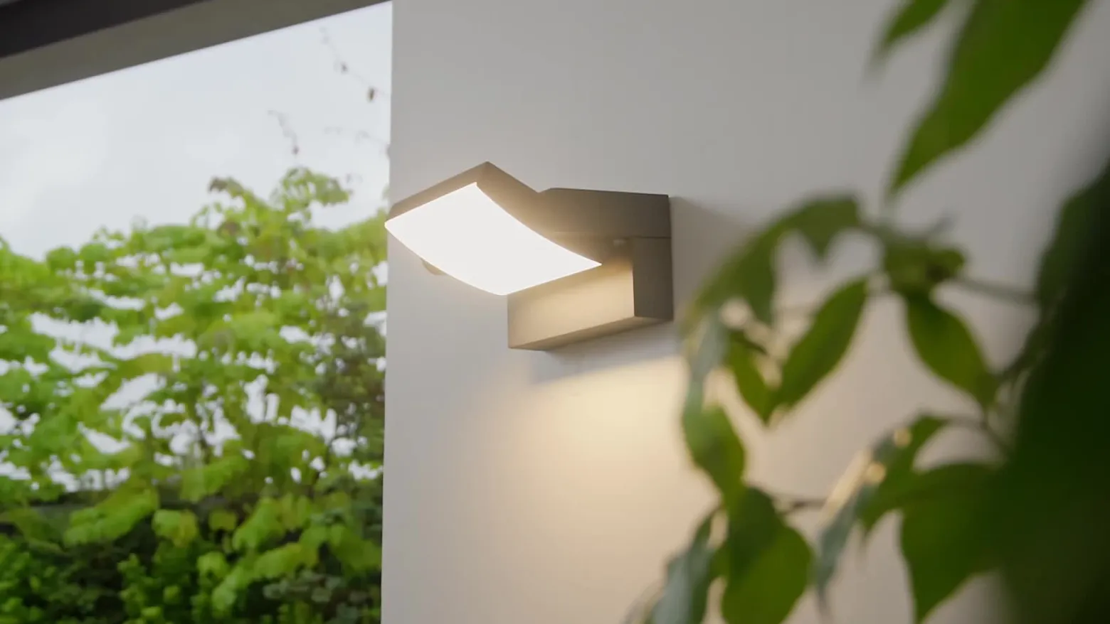 Aplique LED para exterior Lindby Sherin, color antracita, orientable