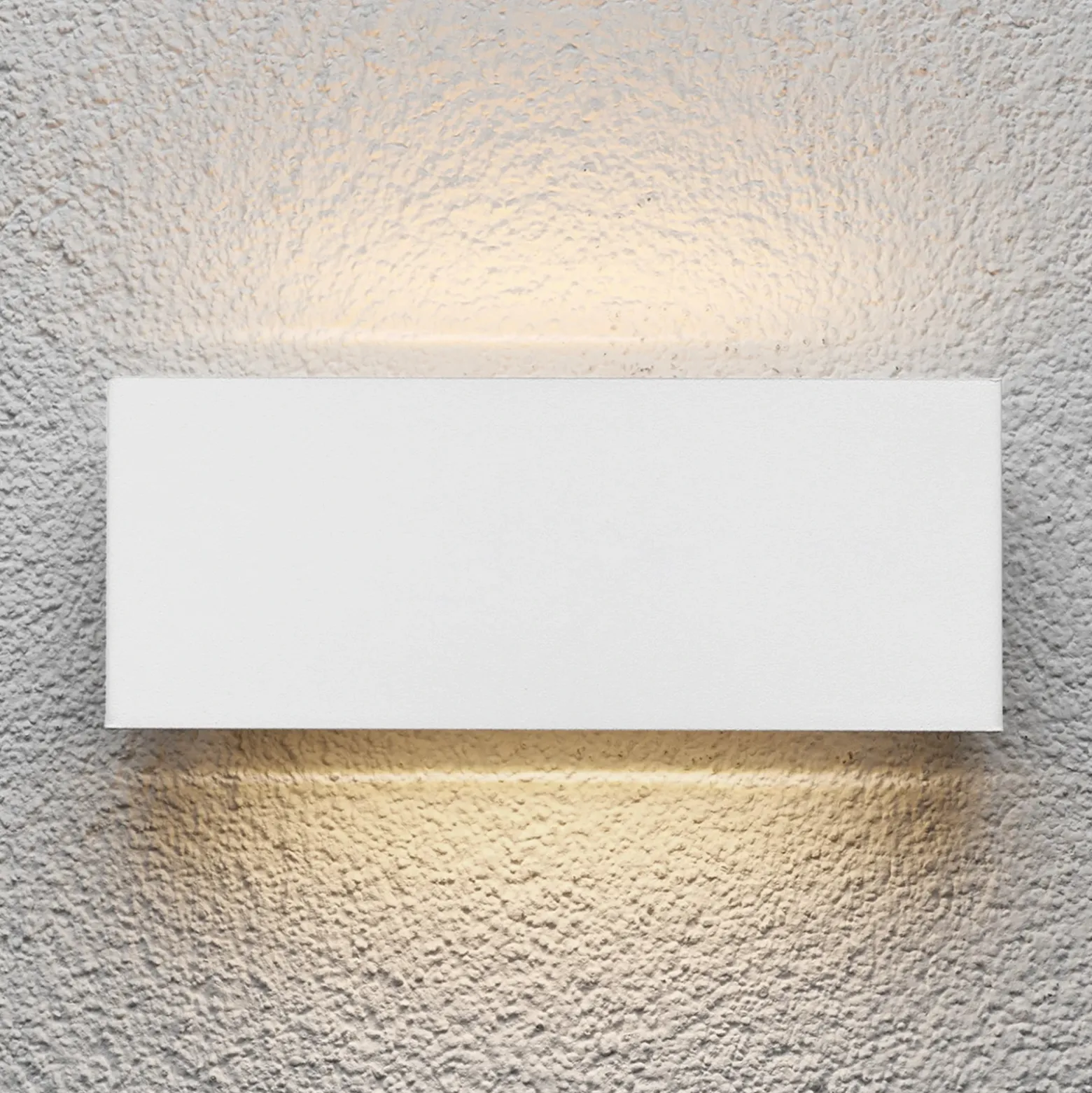Aplique LED para exterior Lindby Safira, metal, arriba/abajo, IP44