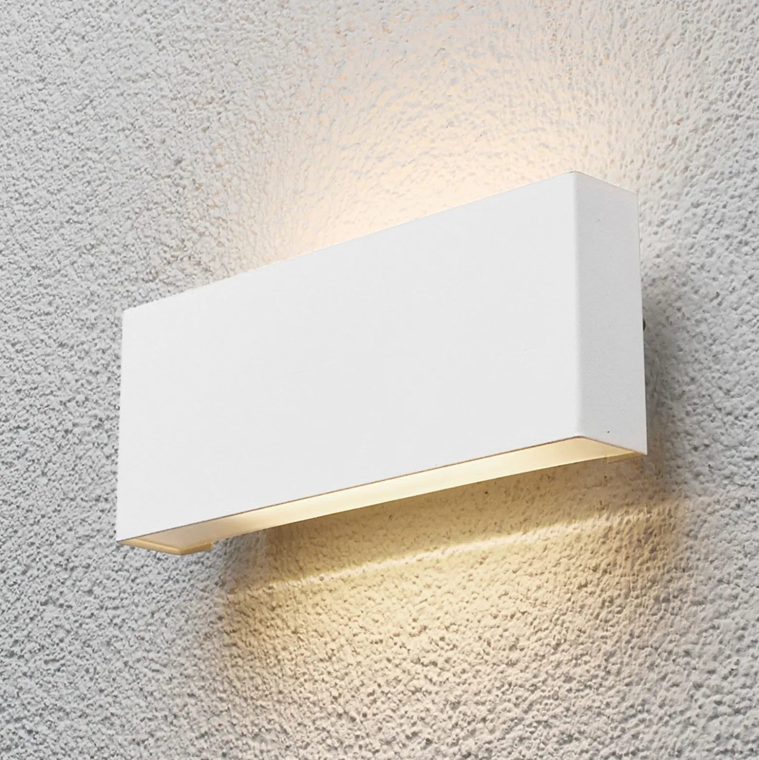 Aplique LED para exterior Lindby Safira, metal, arriba/abajo, IP44