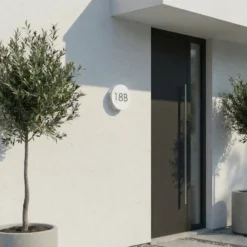 Aplique LED para exterior Lucande Advero, gris claro, con número de casa, CCT