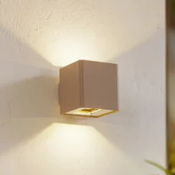 Aplique LED para exterior Lucande «Aaron», beige, IP54, luz hacia arriba/hacia