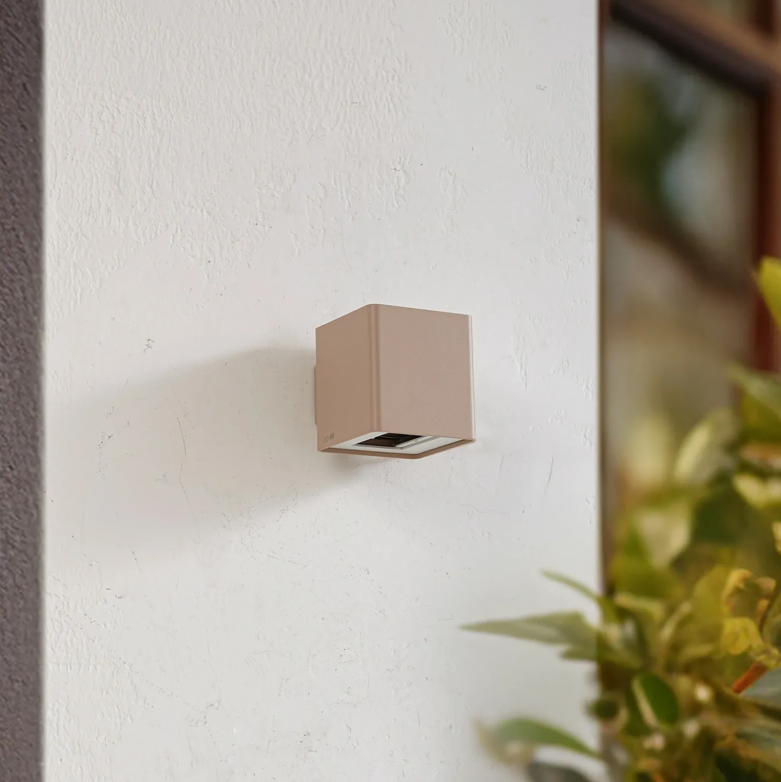 Aplique LED para exterior Lucande «Aaron», beige, IP54, luz hacia arriba/hacia