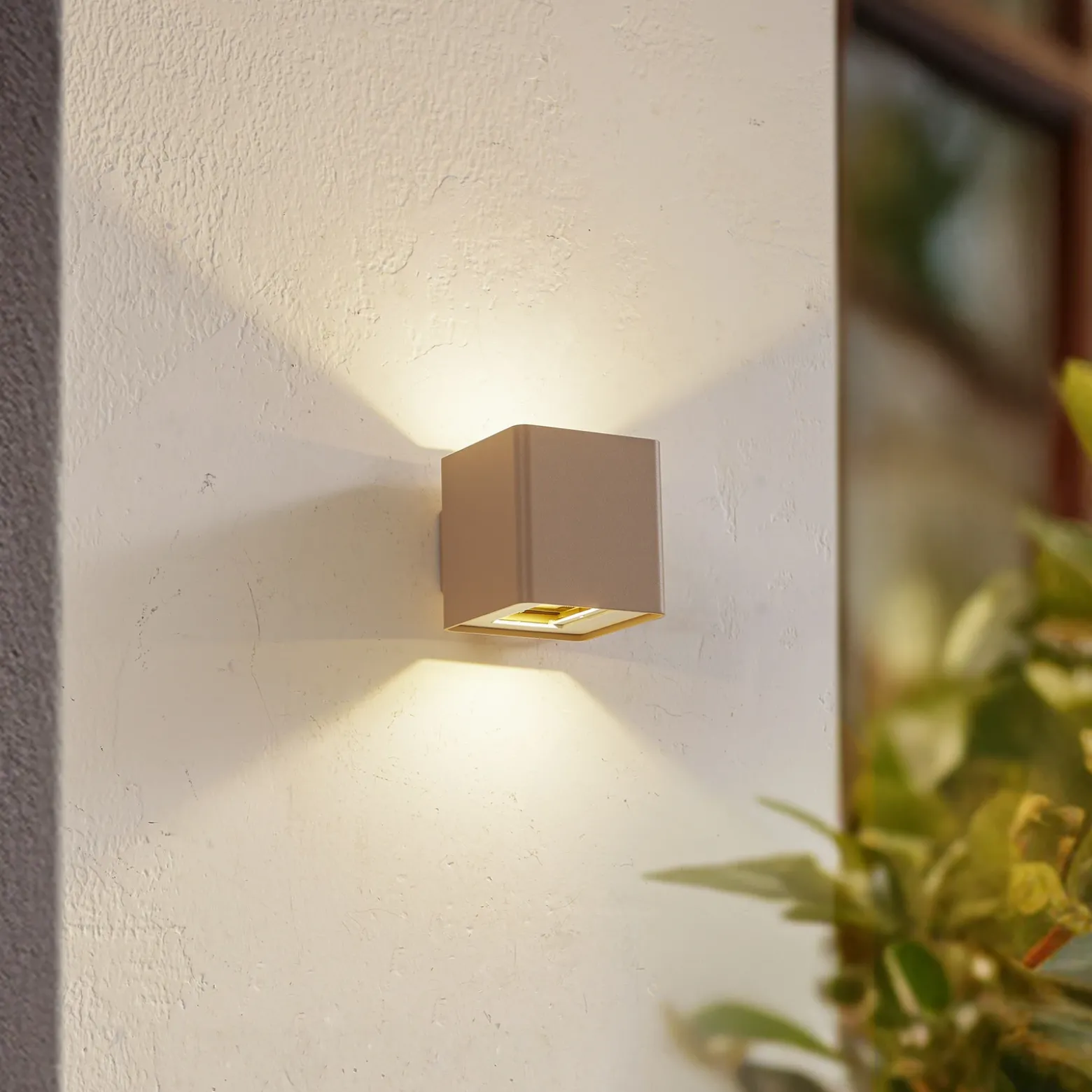 Aplique LED para exterior Lucande «Aaron», beige, IP54, luz hacia arriba/hacia