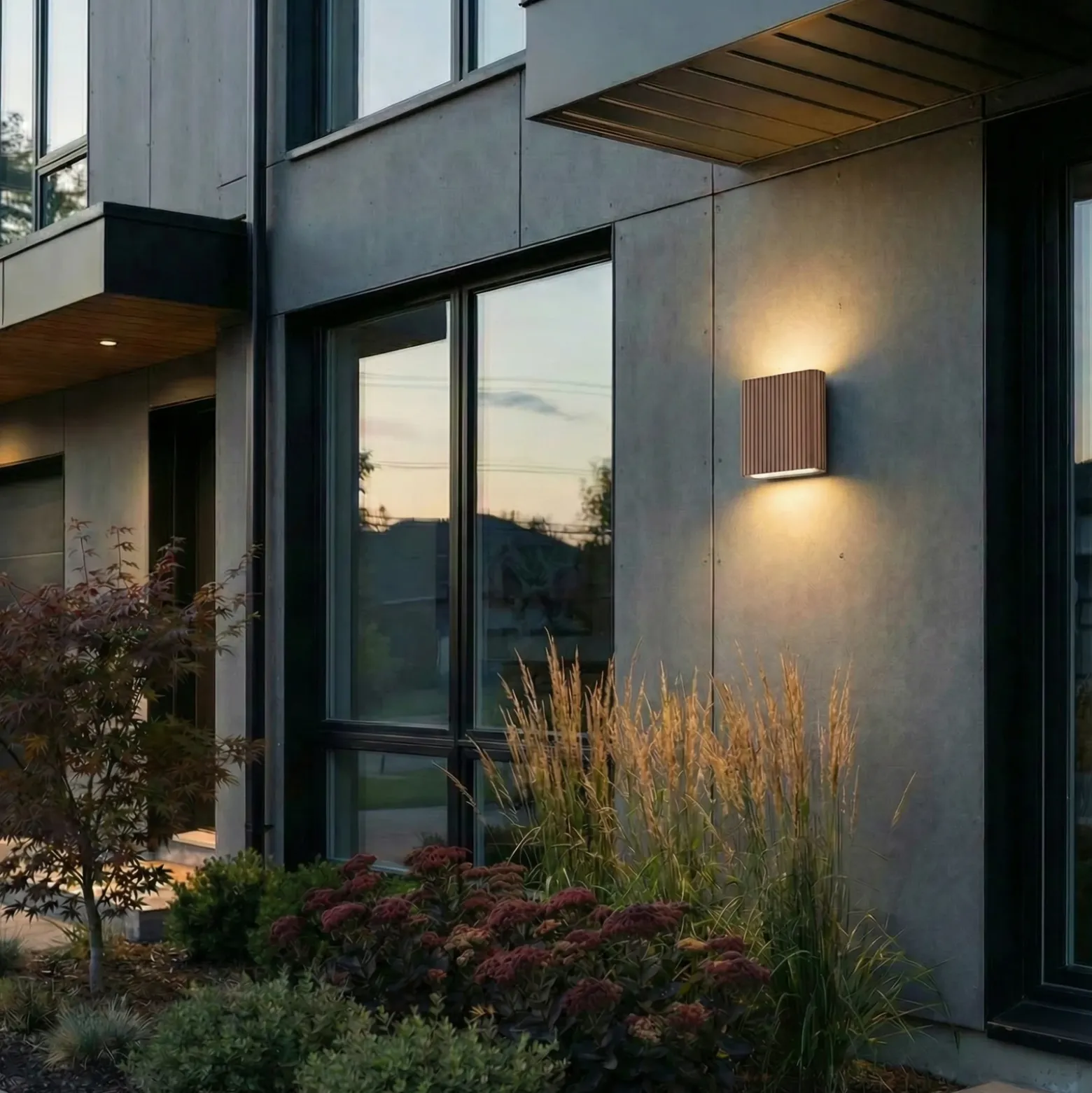 Aplique LED para exterior Lucande Raija, marrón oscuro, altura 19 cm, CCT