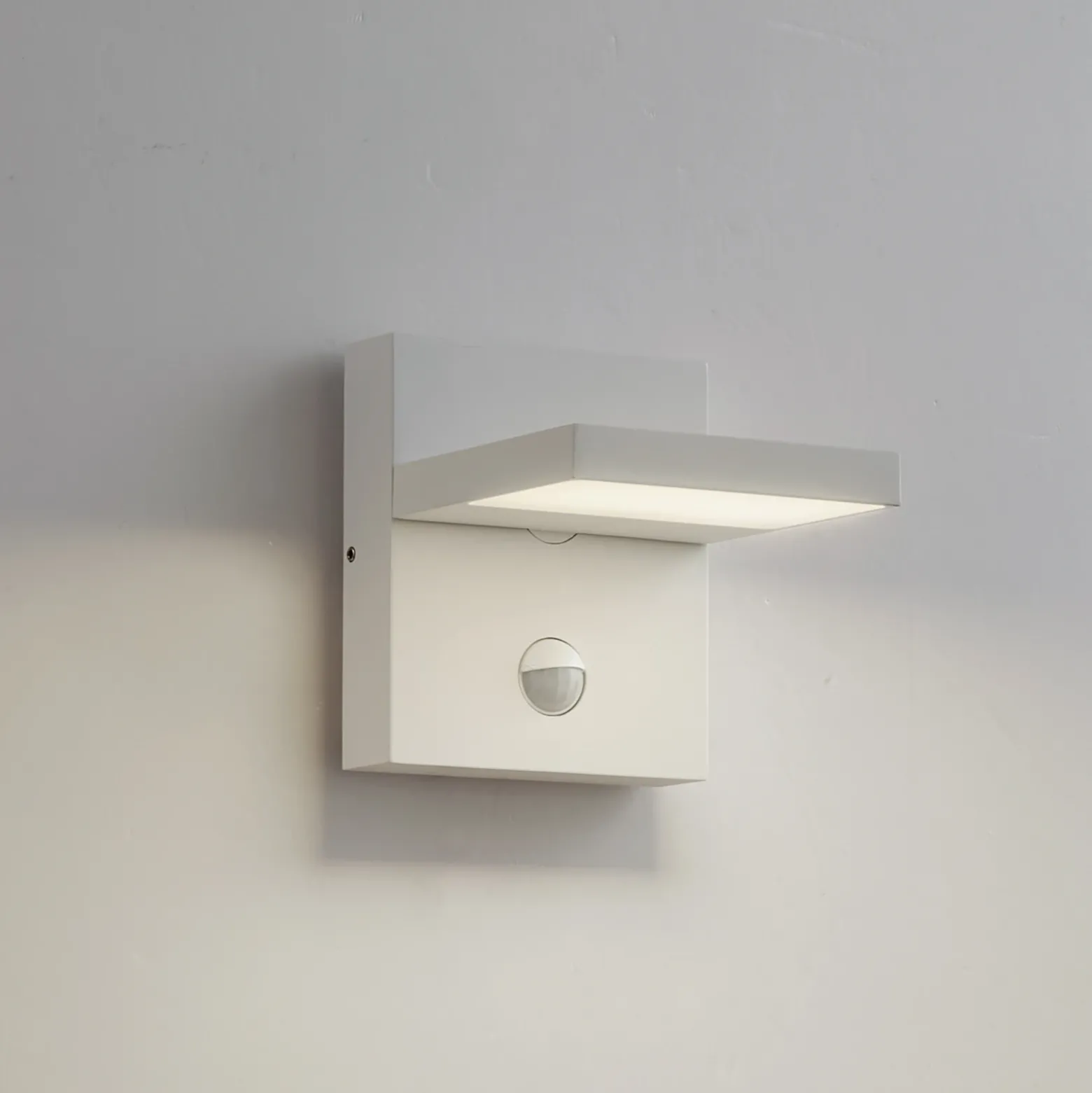 Aplique LED para exterior Lucande Silvan, blanca, con sensor, IP54, 16 cm