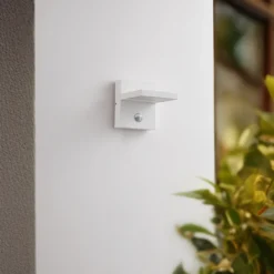 Aplique LED para exterior Lucande Silvan, blanca, con sensor, IP54, 16 cm