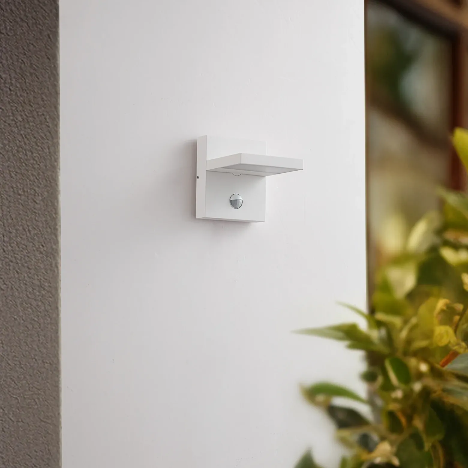Aplique LED para exterior Lucande Silvan, blanca, con sensor, IP54, 16 cm