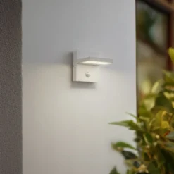 Aplique LED para exterior Lucande Silvan, blanca, con sensor, IP54, 16 cm