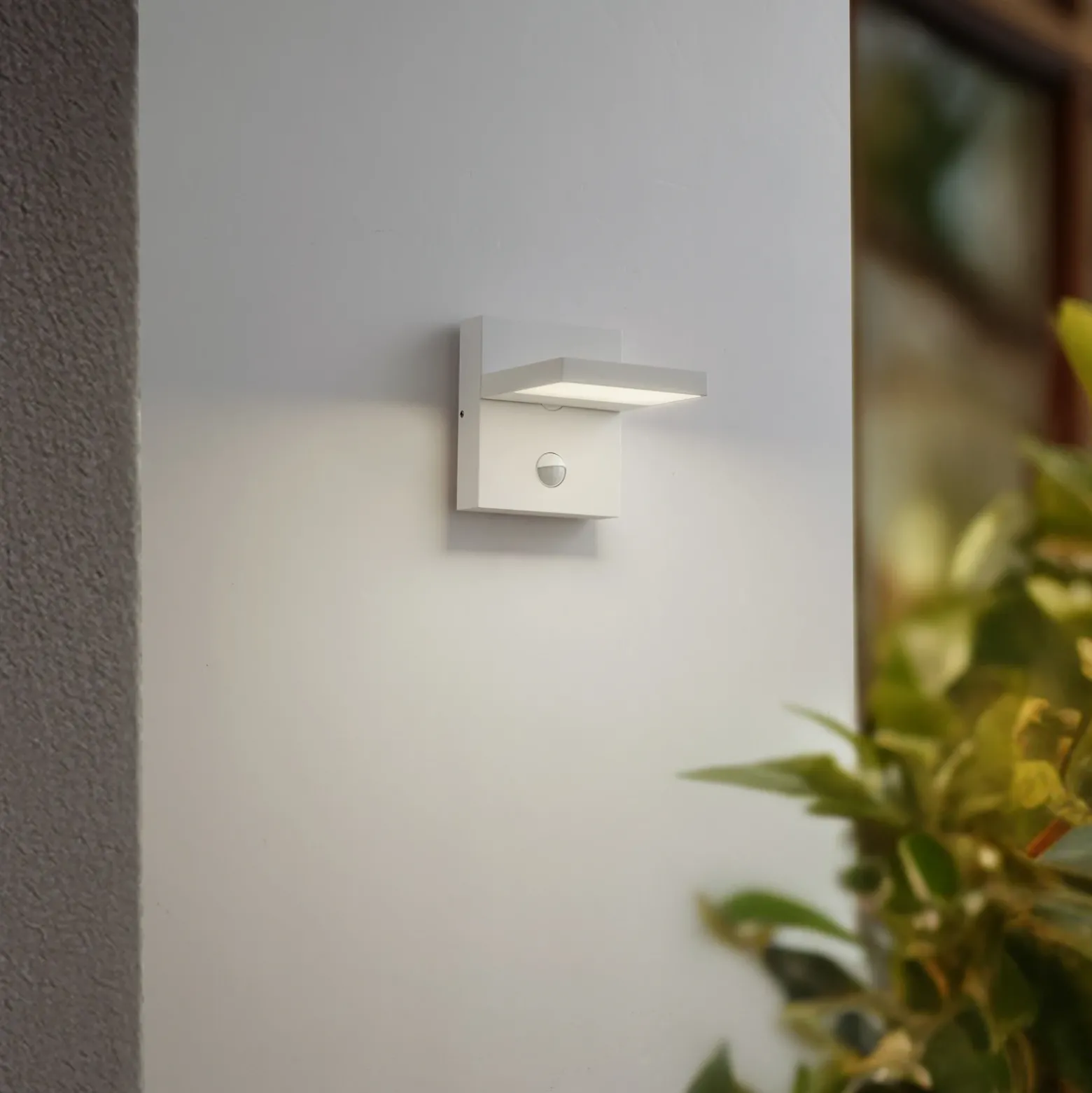 Aplique LED para exterior Lucande Silvan, blanca, con sensor, IP54, 16 cm