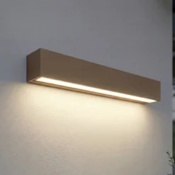 Aplique LED para exterior Lucande Lengo, 50 cm, marrón, luz hacia abajo, 3000 K