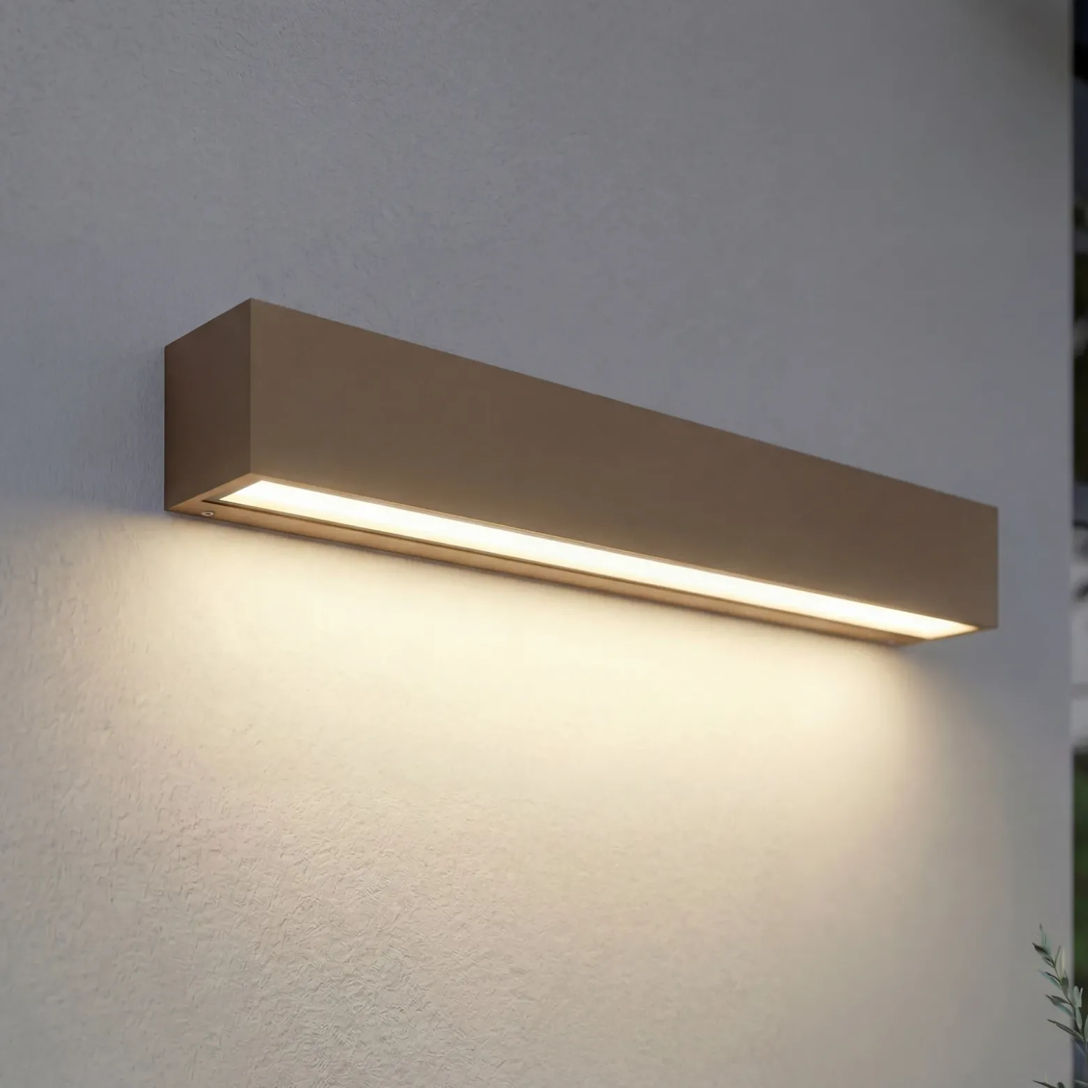 Aplique LED para exterior Lucande Lengo, 50 cm, marrón, luz hacia abajo, 3000 K