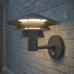 Aplique LED para exterior Lucande Montaro, color antracita, IP54 con sensor