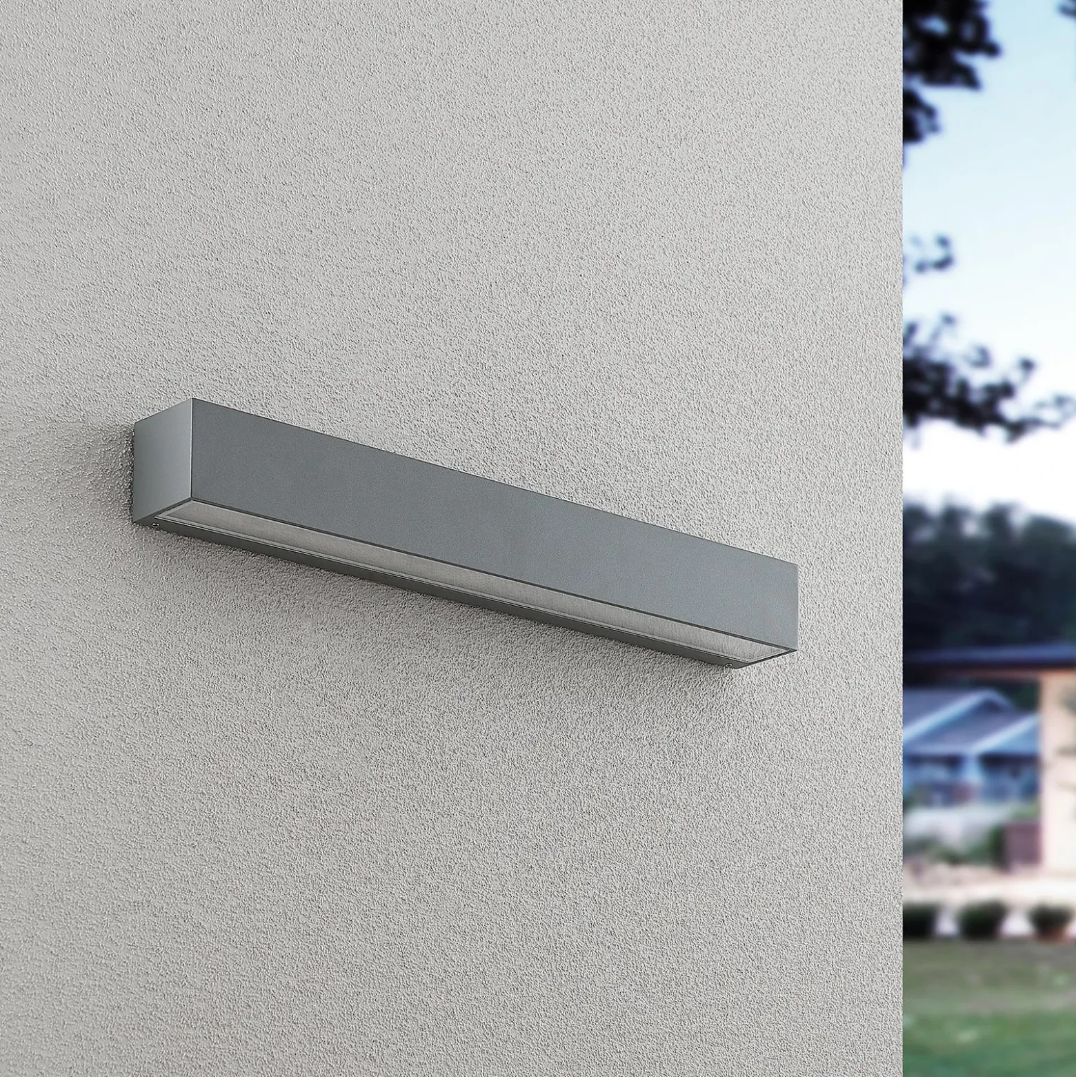 Aplique LED para exterior Lucande Lengo, 50 cm, plateada, hacia abajo, 3000 K