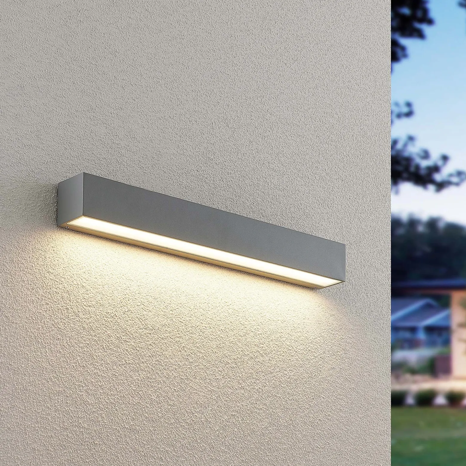 Aplique LED para exterior Lucande Lengo, 50 cm, plateada, hacia abajo, 3000 K