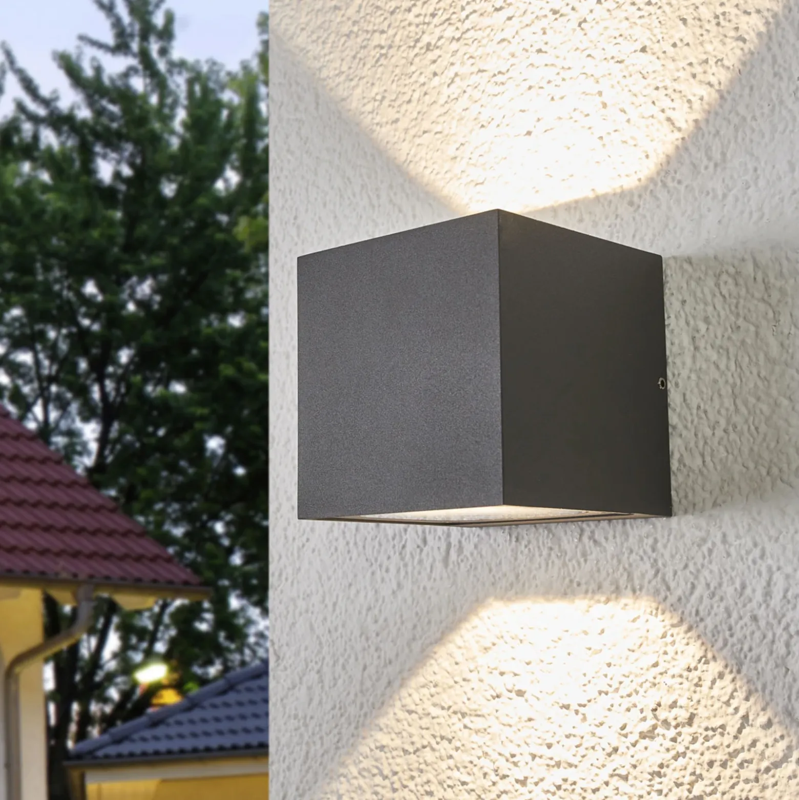 Aplique LED para exterior Lucande Merjem, 10 cm, arriba/abajo, IP54