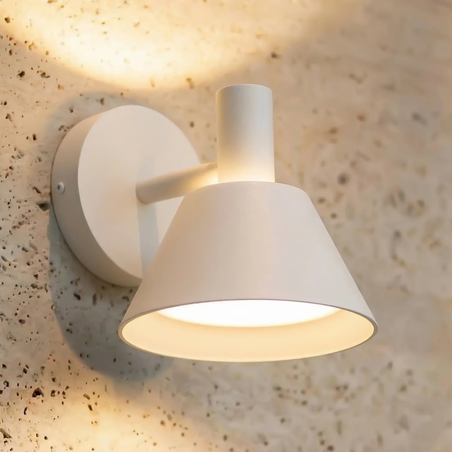 Aplique LED para exterior Lucande Tabena, blanco mate, IP44, CCT