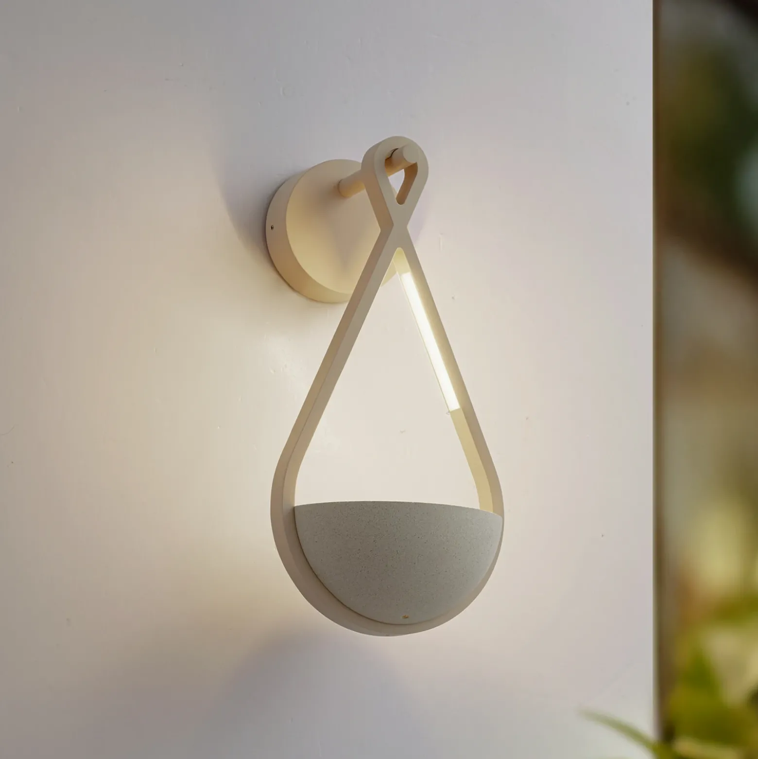 Aplique LED para exterior Lucande Florka, hormigón, maceta colgante, IP54