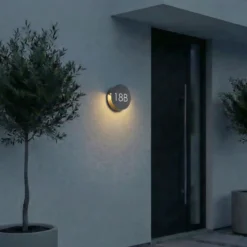 Aplique LED para exterior Lucande Advero, color antracita, con número de casa