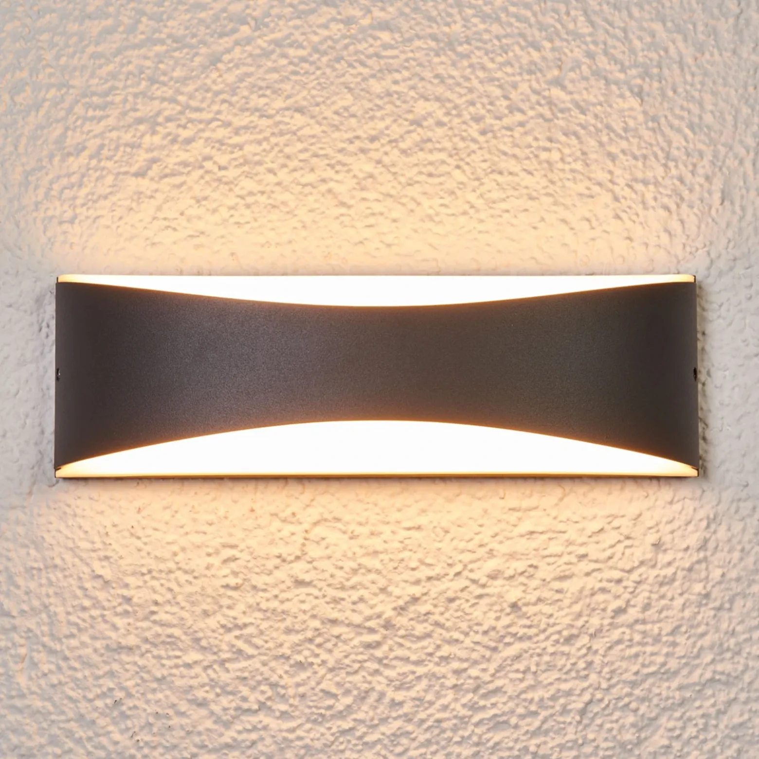 Aplique LED para exterior Lucande «Akira», color antracita, 23 cm de ancho