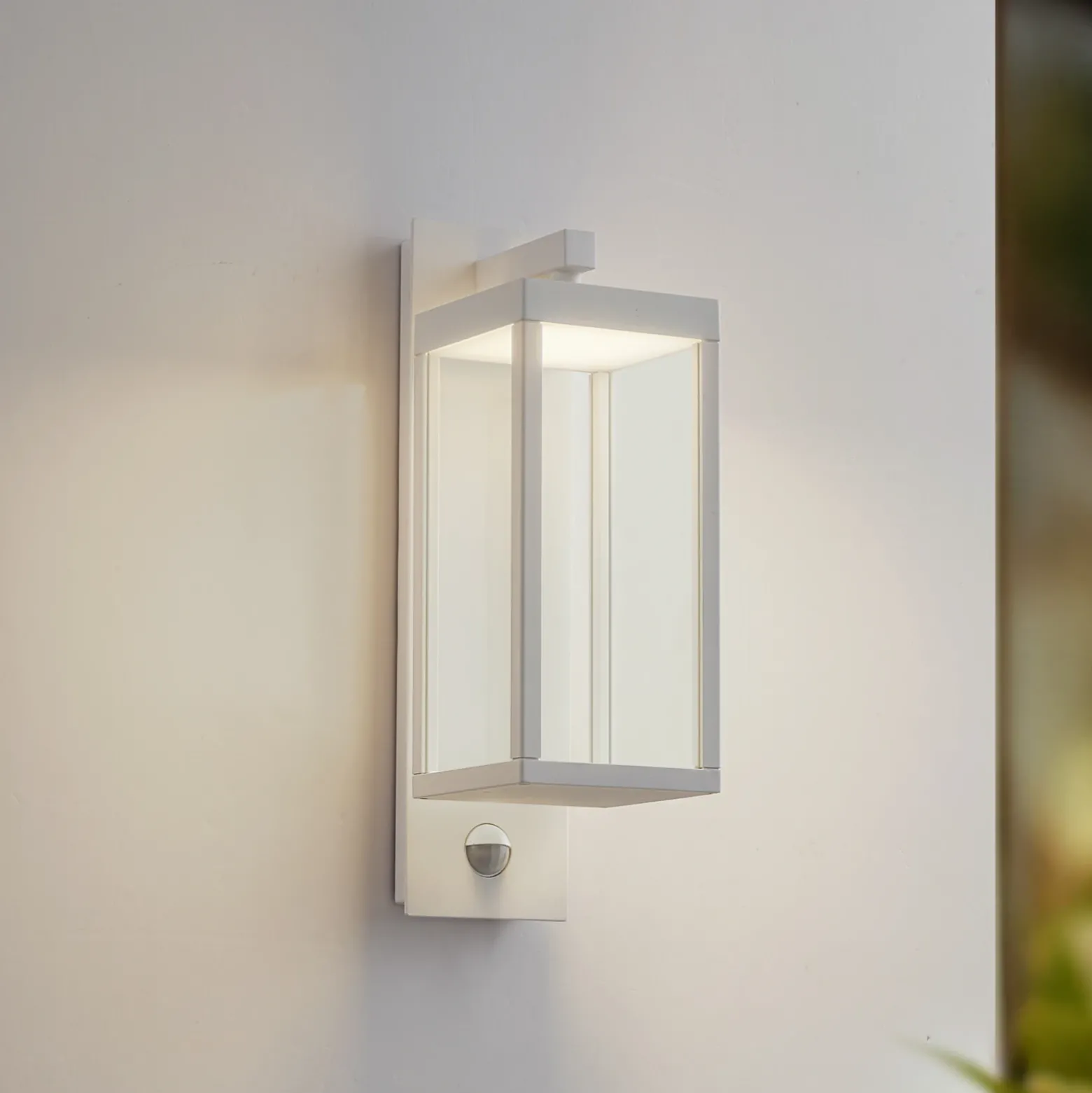 Aplique LED para exterior Lucande «Ferdinand», blanca, con sensor, 38 cm