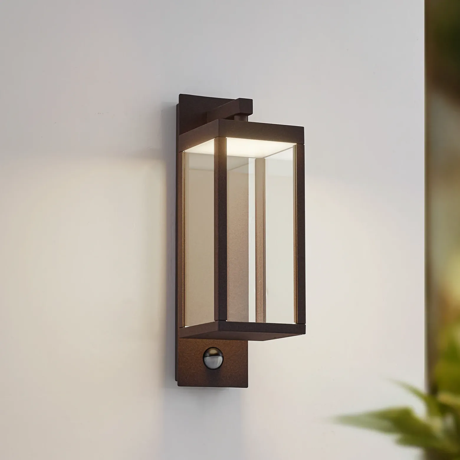 Aplique LED para exterior Lucande «Ferdinand», color óxido, con sensor, IP54