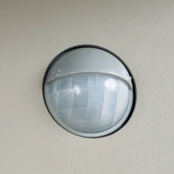 Aplique LED para exterior Lucande Silvan, gris piedra, con sensor, IP54