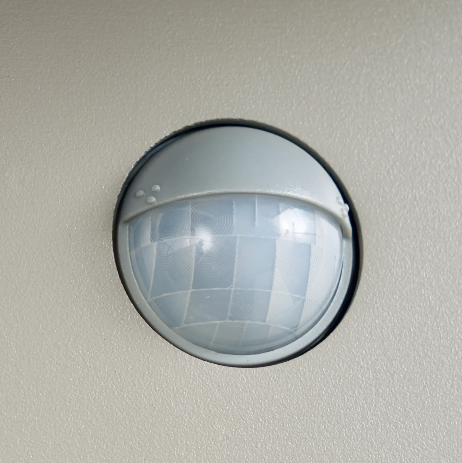 Aplique LED para exterior Lucande Silvan, gris piedra, con sensor, IP54