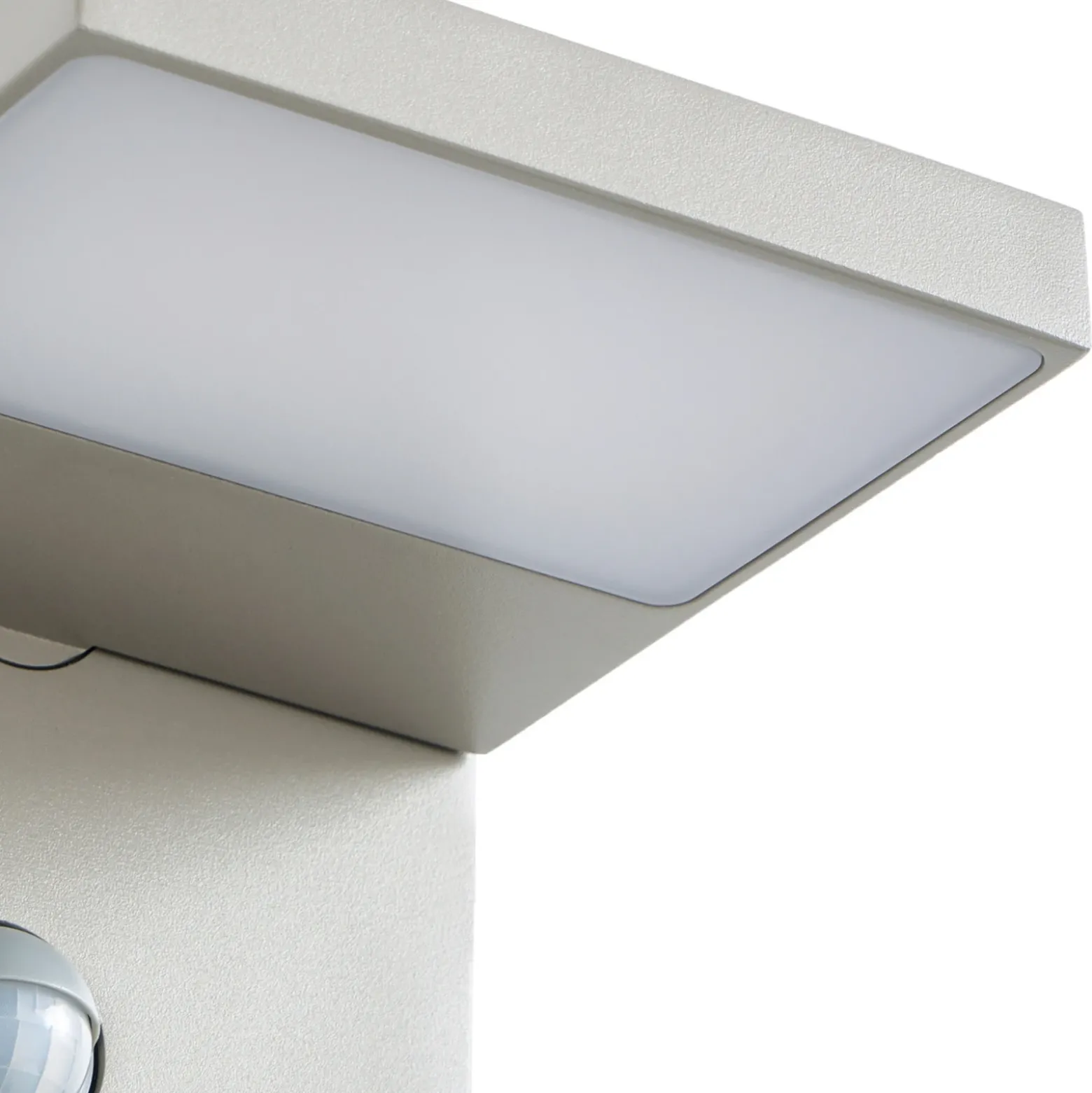Aplique LED para exterior Lucande Silvan, gris piedra, con sensor, IP54