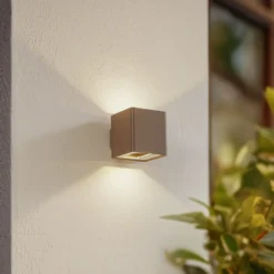 Aplique LED para exterior Lucande «Aaron», marrón, IP54, luz hacia arriba/hacia