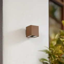 Aplique LED para exterior Lucande «Aaron», marrón, IP54, luz hacia arriba/hacia