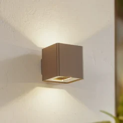 Aplique LED para exterior Lucande «Aaron», marrón, IP54, luz hacia arriba/hacia
