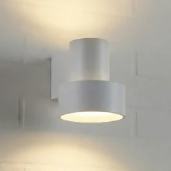 Aplique LED para exterior Lucande Elune, gris claro, IP44, luz hacia