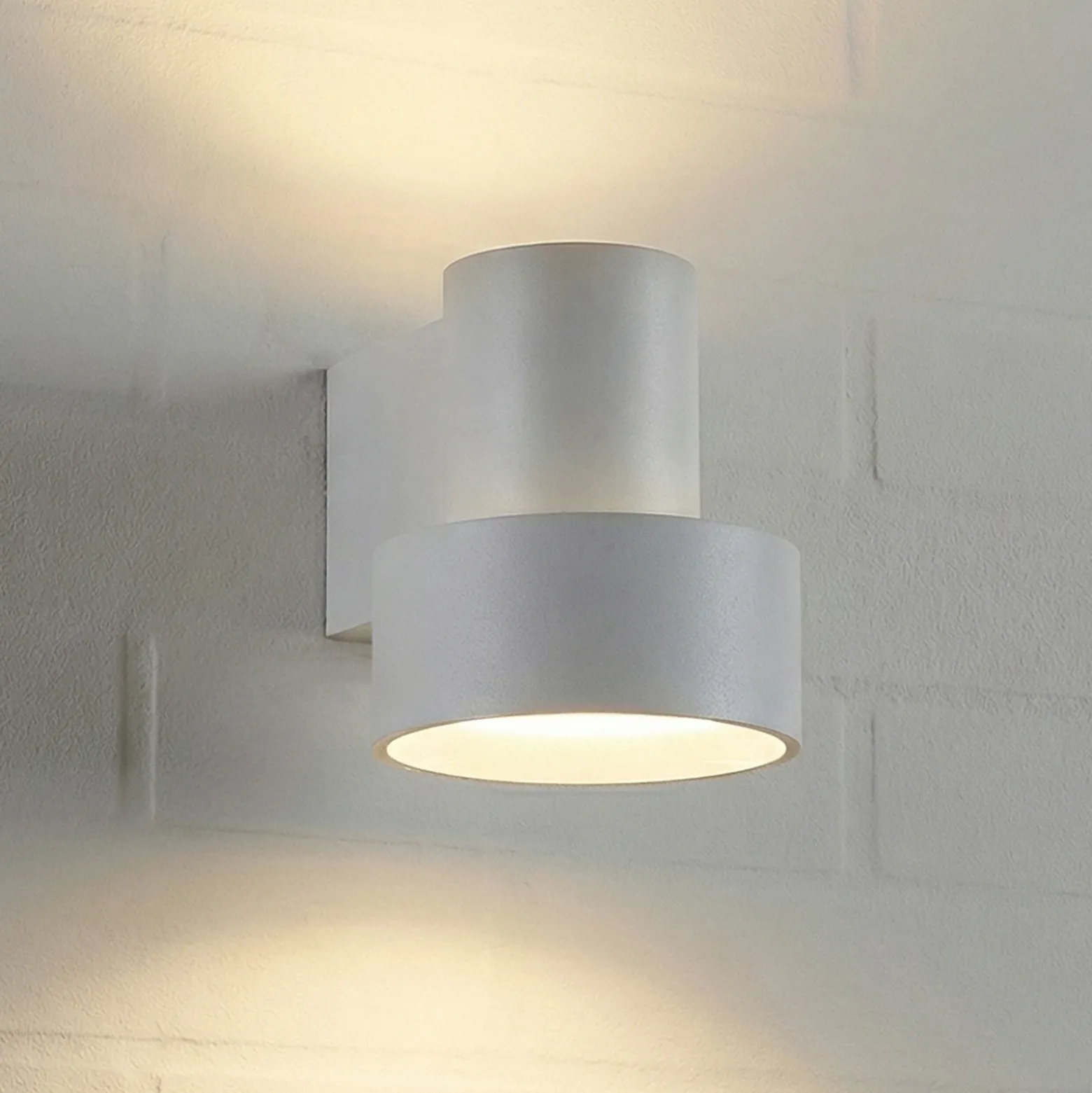 Aplique LED para exterior Lucande Elune, gris claro, IP44, luz hacia