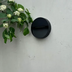 Aplique LED para exterior Pluto de Dyberg Larsen, negra, Ø 15 cm