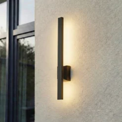 Aplique LED para exterior Sakari de Lindby, negro, aluminio, altura 50 cm