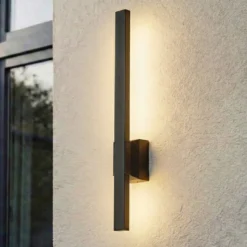 Aplique LED para exterior Sakari de Lindby, negro, aluminio, altura 50 cm