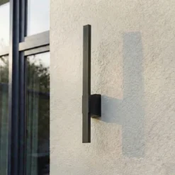 Aplique LED para exterior Sakari de Lindby, negro, aluminio, altura 50 cm