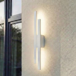Aplique LED para exterior Sakari de Lindby, blanco, aluminio, altura 59 cm