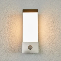 Aplique LED para exterior Severina de Lindby, 25 cm, sensor, acero
