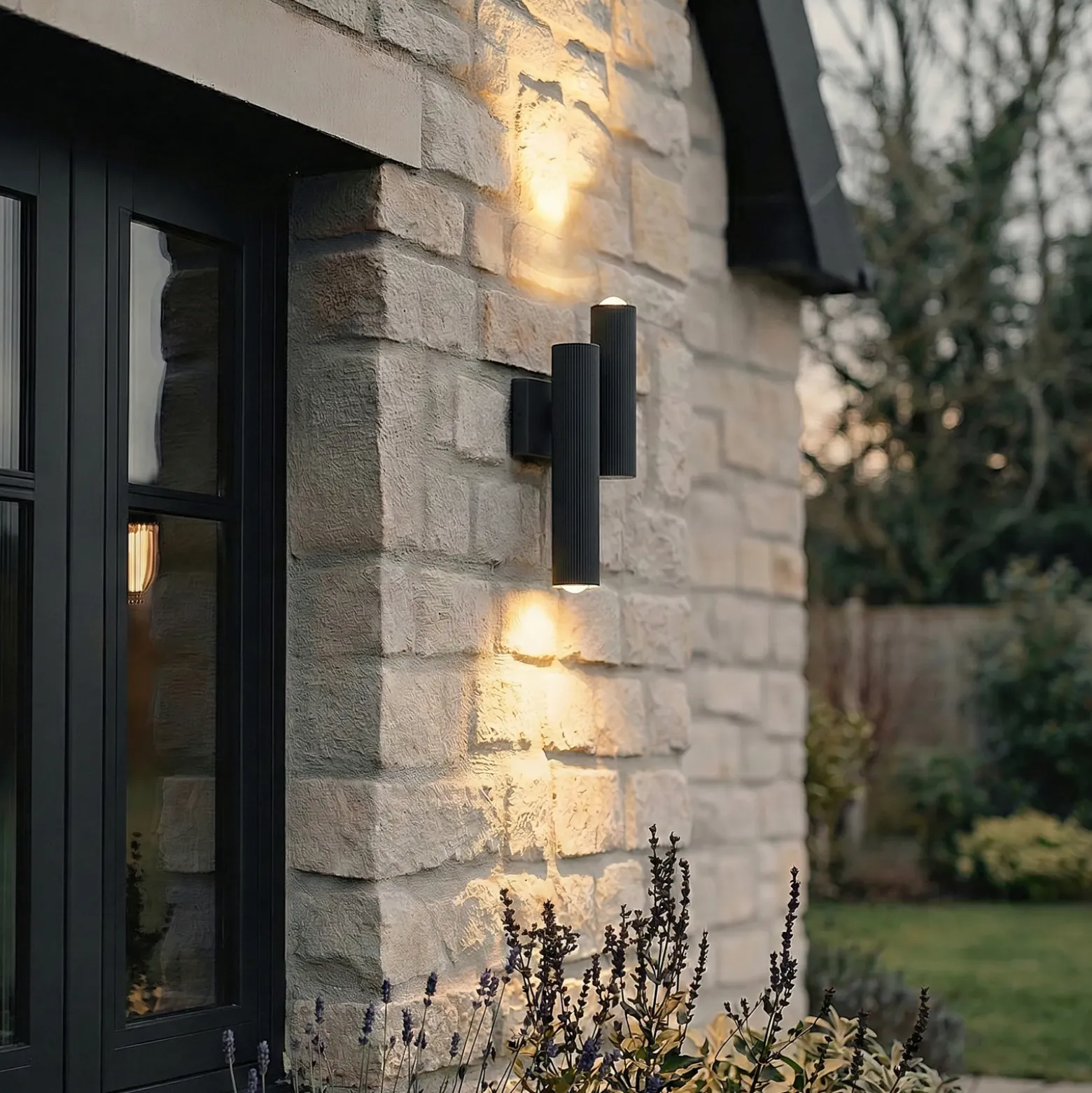 Aplique LED para exterior Torvian de Lucande, antracita, 2 luces