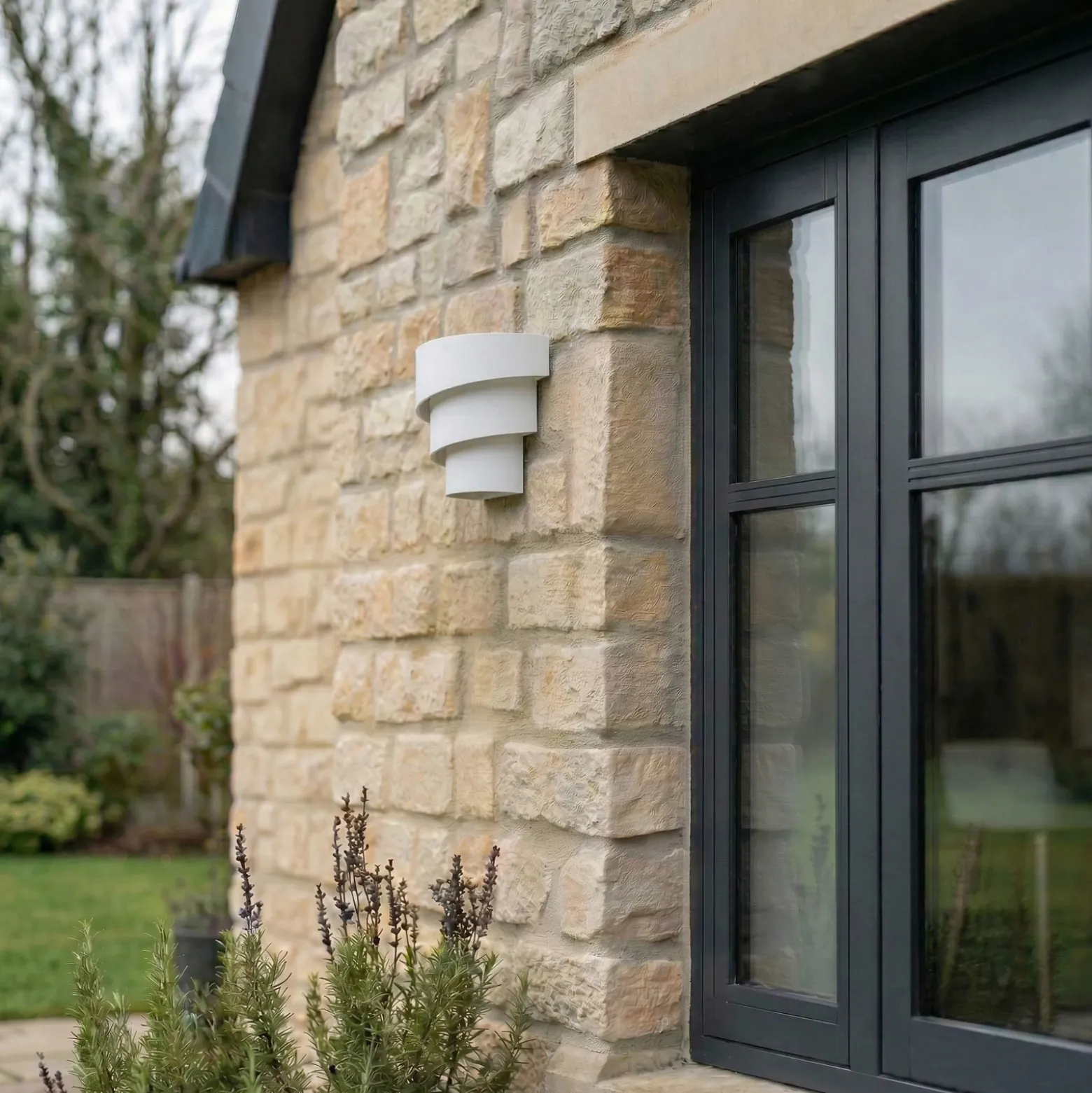 Aplique LED para exterior Valir de Lindby, blanco, tres pantallas, IP54