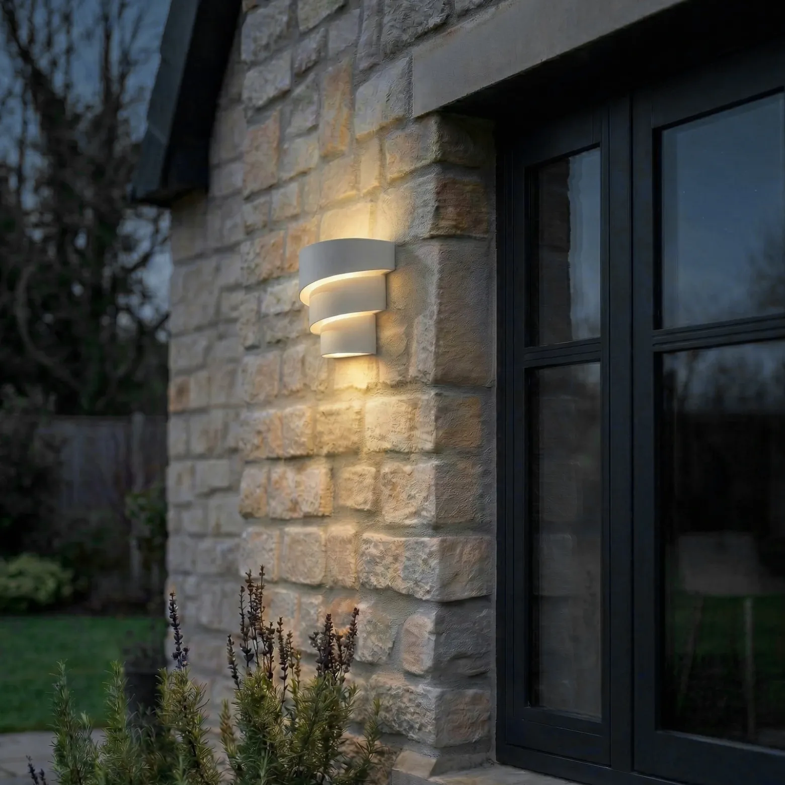 Aplique LED para exterior Valir de Lindby, blanco, tres pantallas, IP54