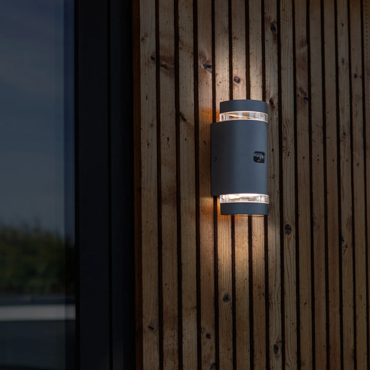 Aplique para exterior con sensor FOCUS ROUND, gris oscuro, 2 x GU10, IP44