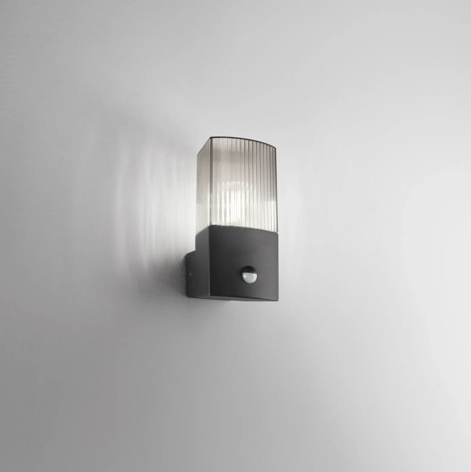Aplique para exterior DARK, antracita/gris humo, acero inoxidable, con sensor